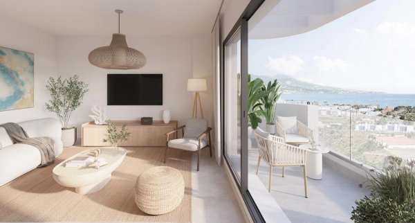Stijlvolle woonkamer in een 2-slaapkamer appartement in Mijas met een terras met uitzicht op de kust.