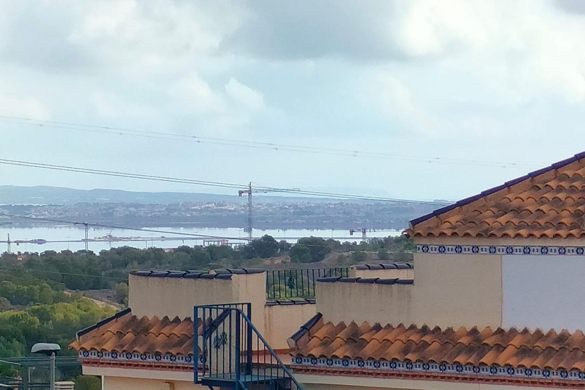 Ver afstandelijk uitzicht op de kust en townhouses vanaf een heuveltop in Orihuela Costa, Spanje.