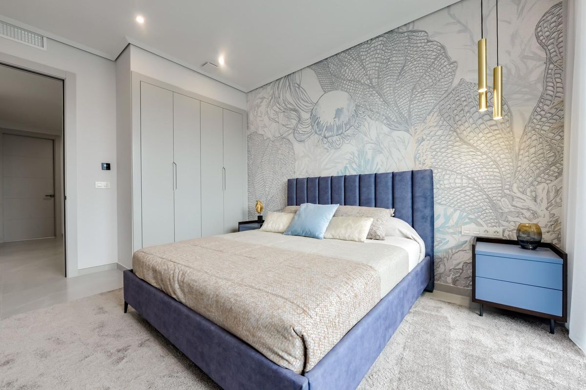 Comfortabele slaapkamer met zachte tinten en natuurlijk licht in een 8-slaapkamer villa in Finestrat, Costa Blanca.