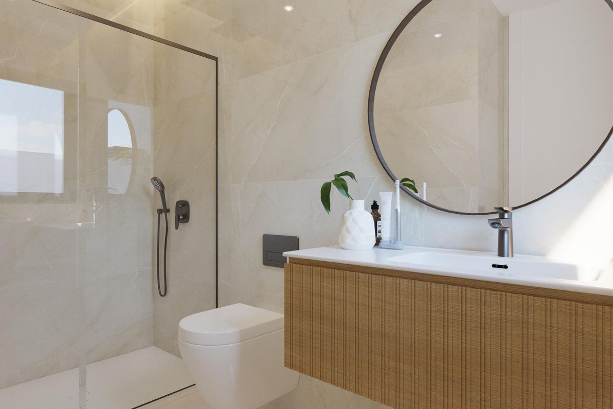 Moderne badkamer met een ruime douche en een eigentijdse wastafel in een villa in Finestrat, Costa Blanca Noord.