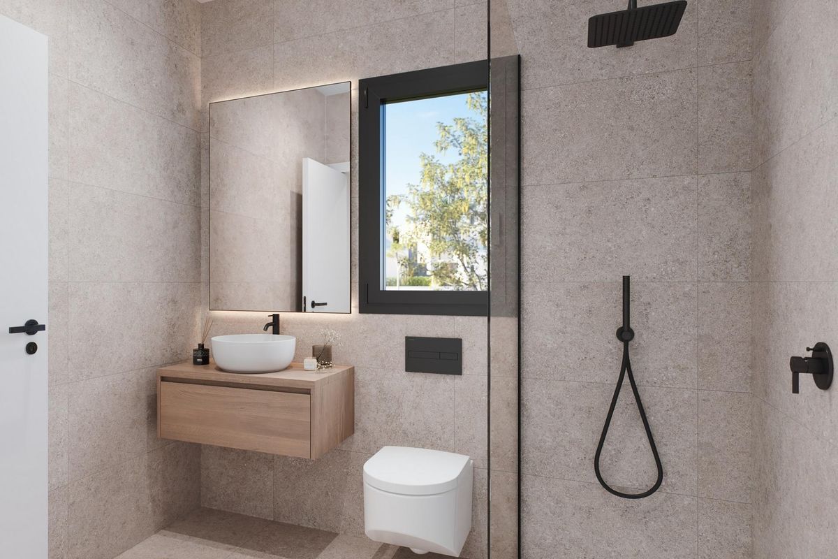 Contemporary badkamer met neutrale tinten en uitzicht op het raam in een woning in Torre Pacheco.