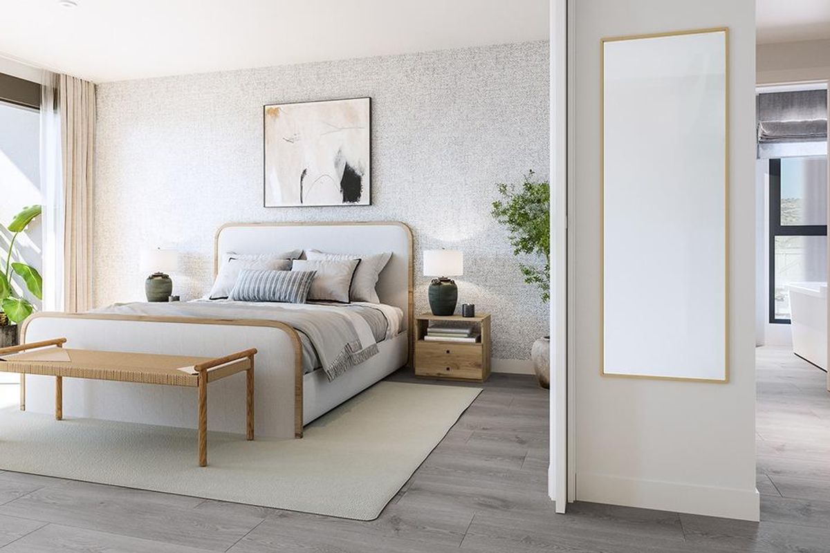 Elegante master slaapkamer met gezellige decoratie en balkon toegang in een huis in San Juan, Alicante.