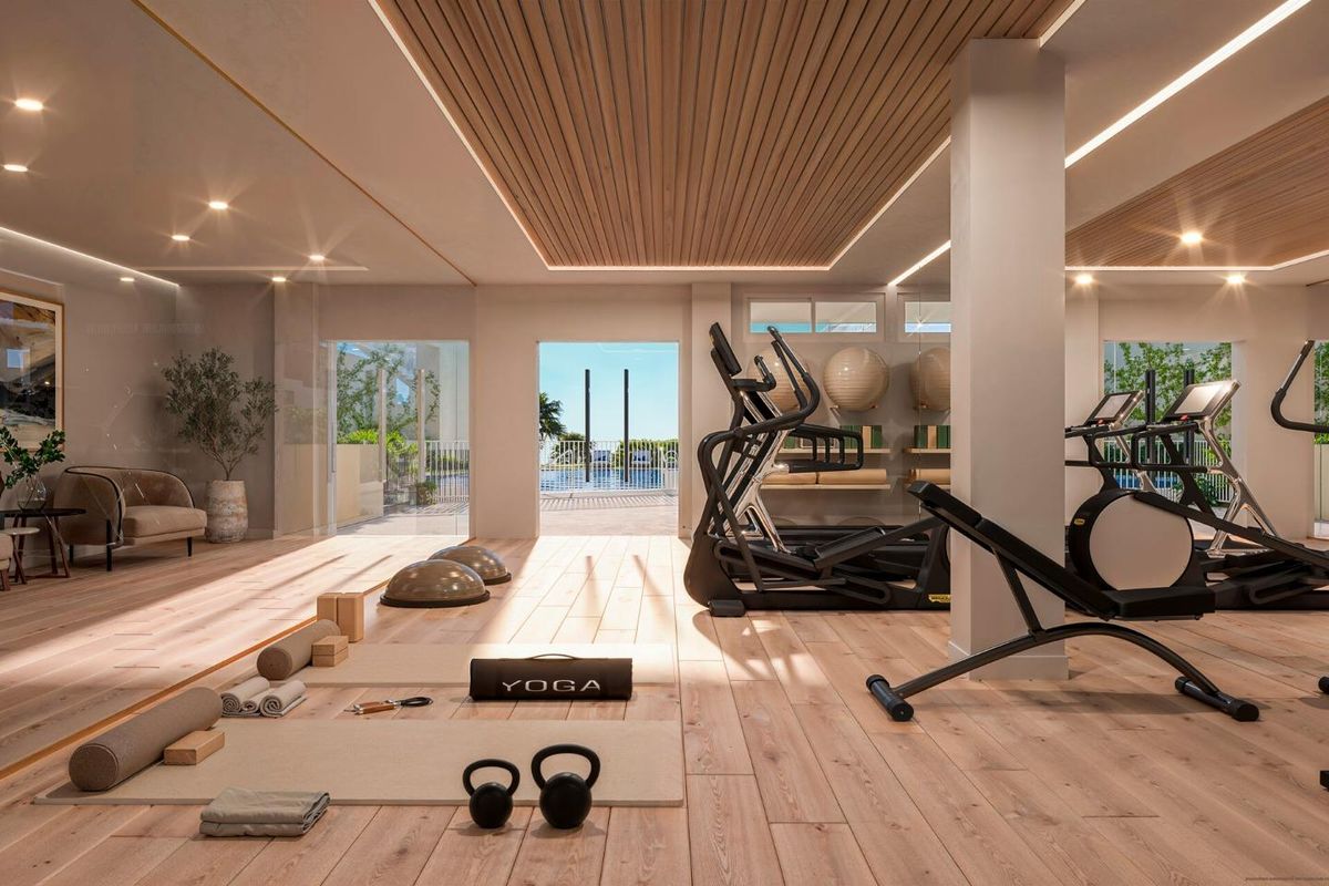 Goed uitgeruste fitnessruimte in een penthousegebouw met moderne voorzieningen in Estepona.