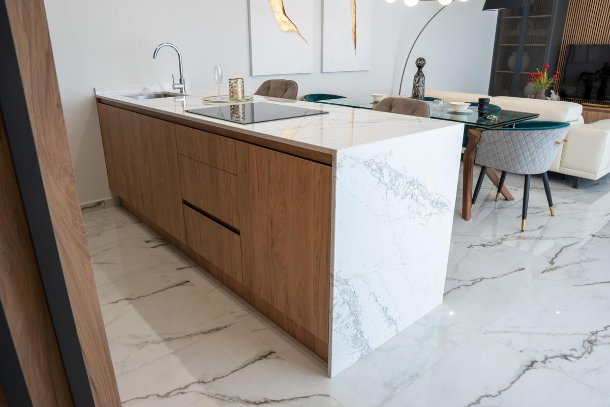 Moderne keukeneiland met strak ontwerp in een villa gelegen in Ciudad Quesada.