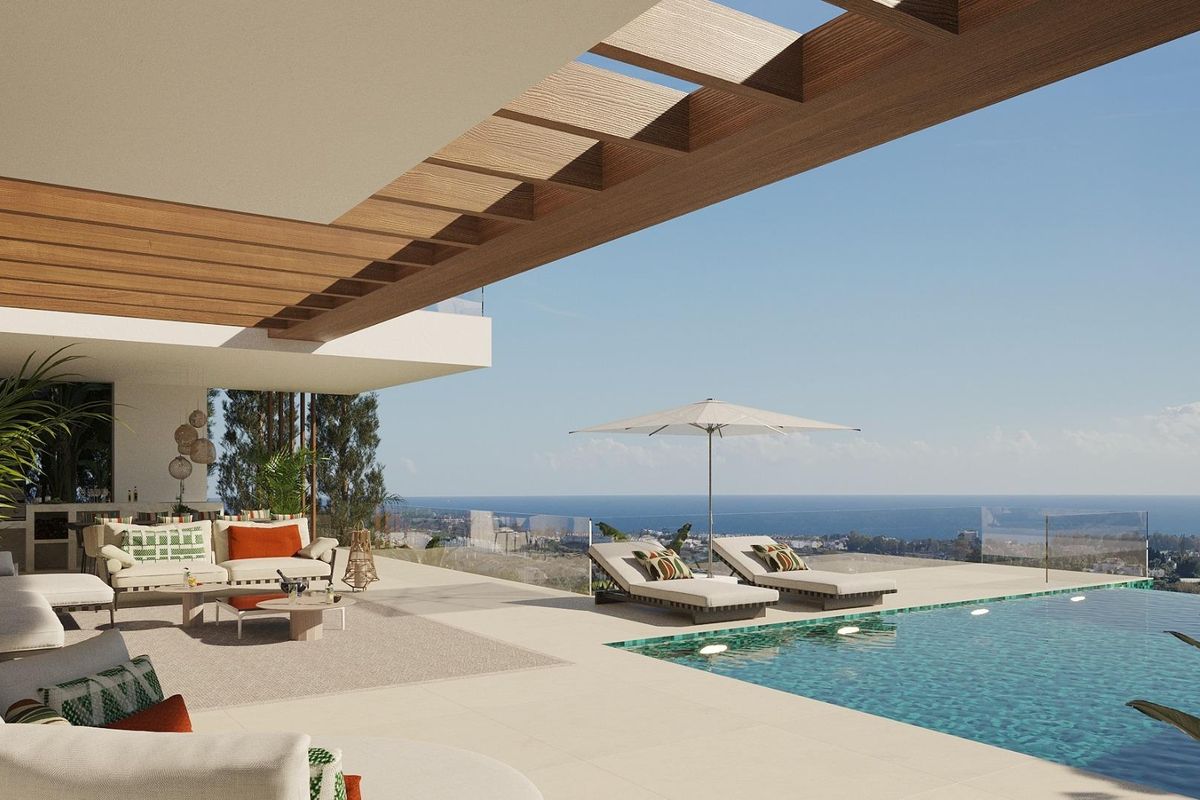 Luxe terras met zwembad en uitzicht op de oceaan bij de 4-slaapkamer villa in Estepona, Costa del Sol.