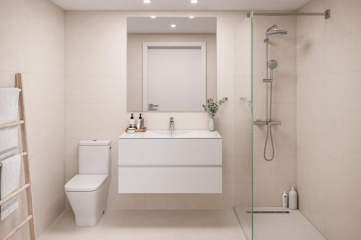 Sleek modern bathroom in an Alicante apartment showcasing a walk-in shower and minimalist design.