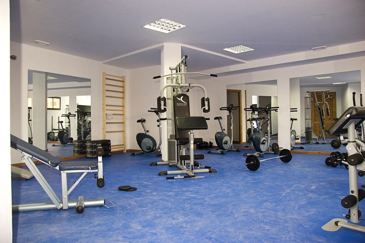Ruime sportzaal uitgerust met verschillende fitnessmachines in een woonhuis in Fuengirola.