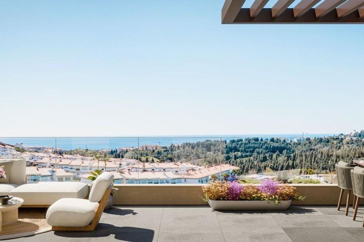 Ruime terras met adembenemend zeezicht in een 3-slaapkamer appartement in Mijas, Costa del Sol, perfect om te ontspannen.