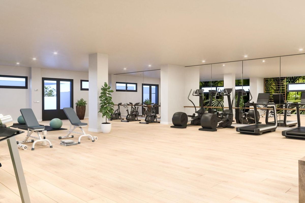 Moderne sportszaal met fitnessapparatuur in Estepona, met een heldere en ruime indeling.