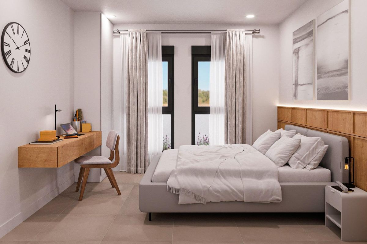 Elegante hoofdslaapkamer met een werkruimte en natuurlijk licht, gelegen in de villa in Fuente Álamo.