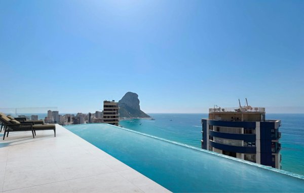 Infinitypool met prachtig uitzicht op zee vanuit een penthouse in Calpe, Costa Blanca Noord, Spanje.