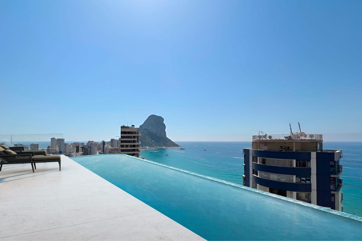 Infinity pool met uitzicht op de zee in Calpe, ideaal voor zonnige dagen en adembenemende uitzichten.