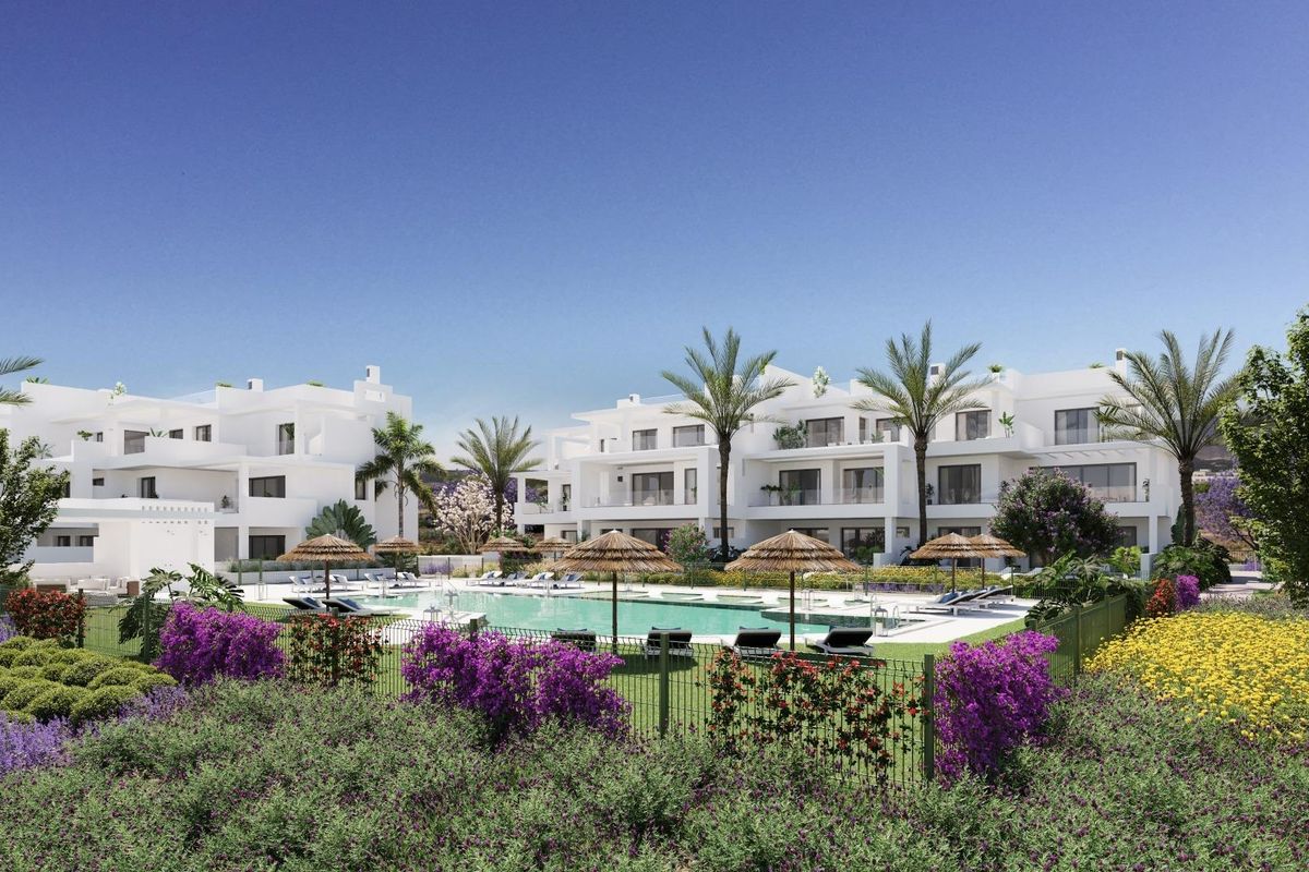 Weelderig tuingebied met zwembad, nabij het 3-slaapkamer penthouse in Estepona, Costa del Sol.