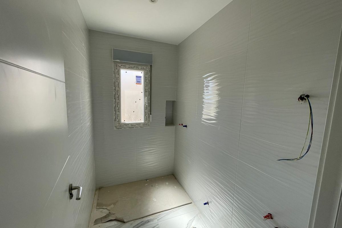 Onder constructie badkamer met venster in een 6-slaapkamer villa gelegen in Pinoso, Costa Blanca Zuid.