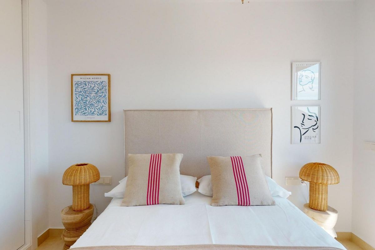 Minimalistische slaapkamer met elegante accenten en natuurlijk licht in een appartement op de begane grond in Aguilas.