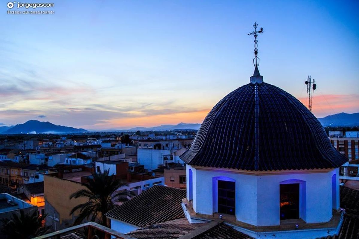 Prachtig uitzicht op de zonsondergang boven Dolores, Costa Blanca Zuid, dat de levendige kleuren en de serene sfeer vastlegt.