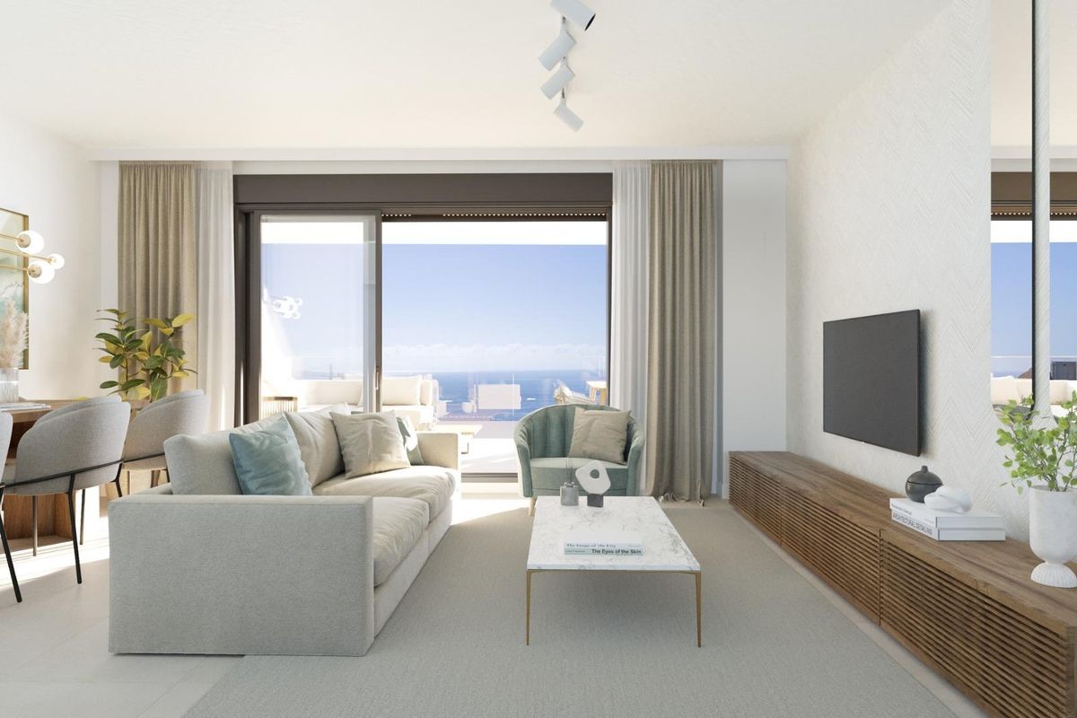 Heldere woonkamer met uitzicht op zee, hedendaagse meubels en eetruimte in het appartement in Rincon de la Victoria.