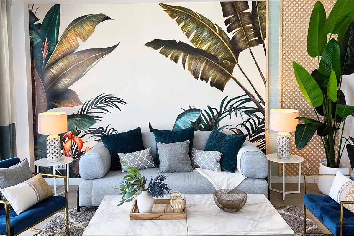 Stijlvol woongedeelte in een penthouse in Benalmádena met verfijnde decoratie en levendige planten.