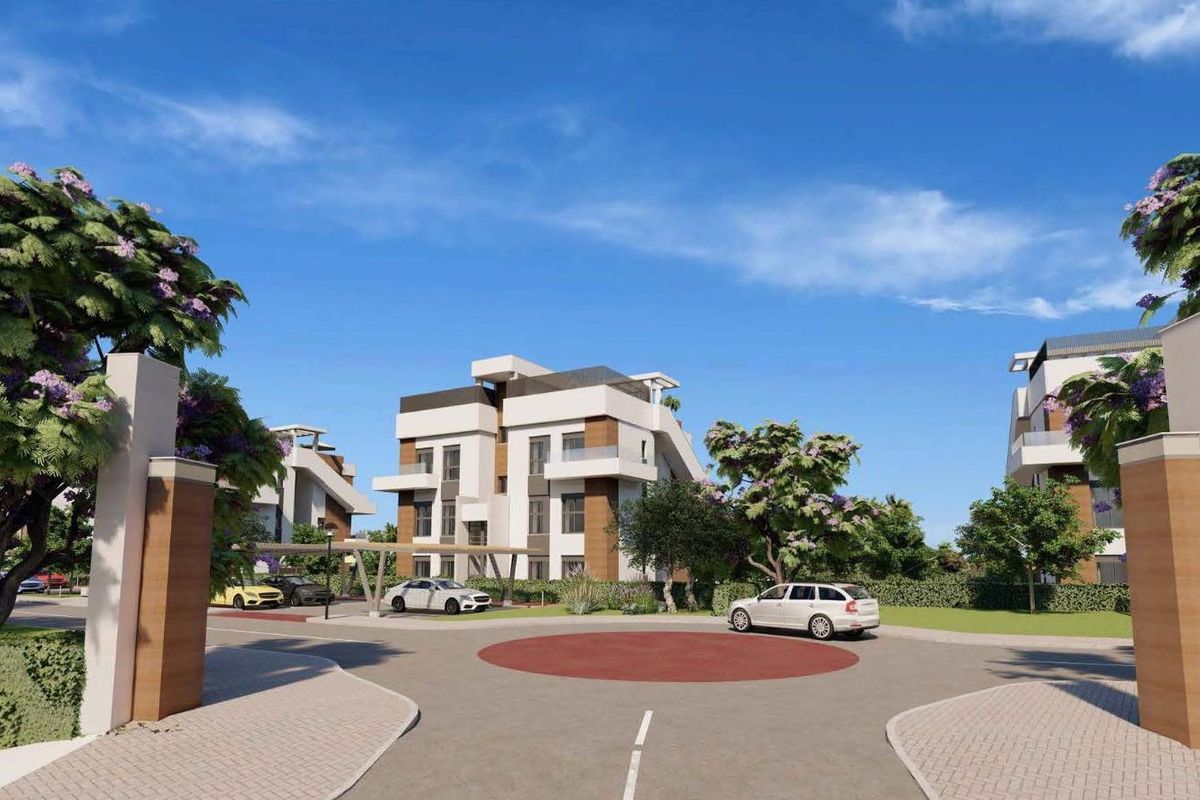 Entree van het appartementencomplex met aanleg en moderne ontwerpelementen in Fuente Álamo.