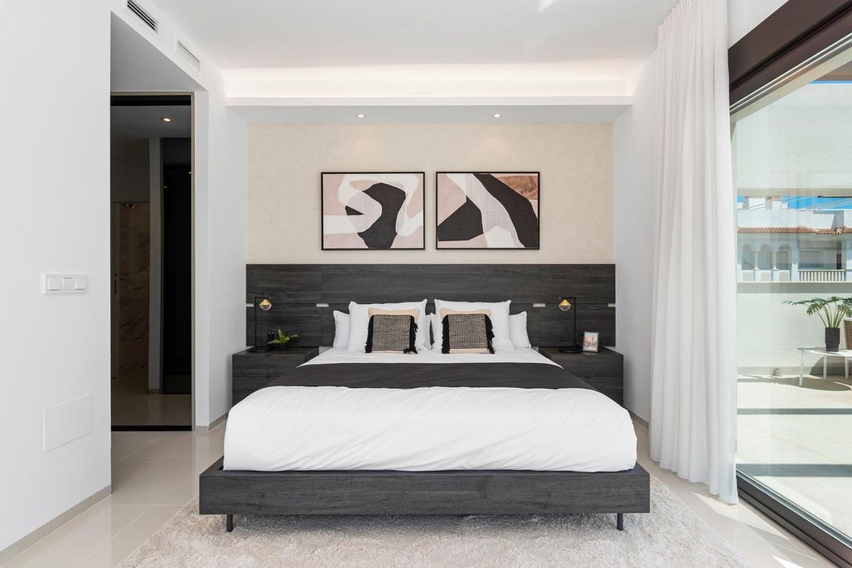 Elegante master slaapkamer met moderne decoratie in een villa in Ciudad Quesada.
