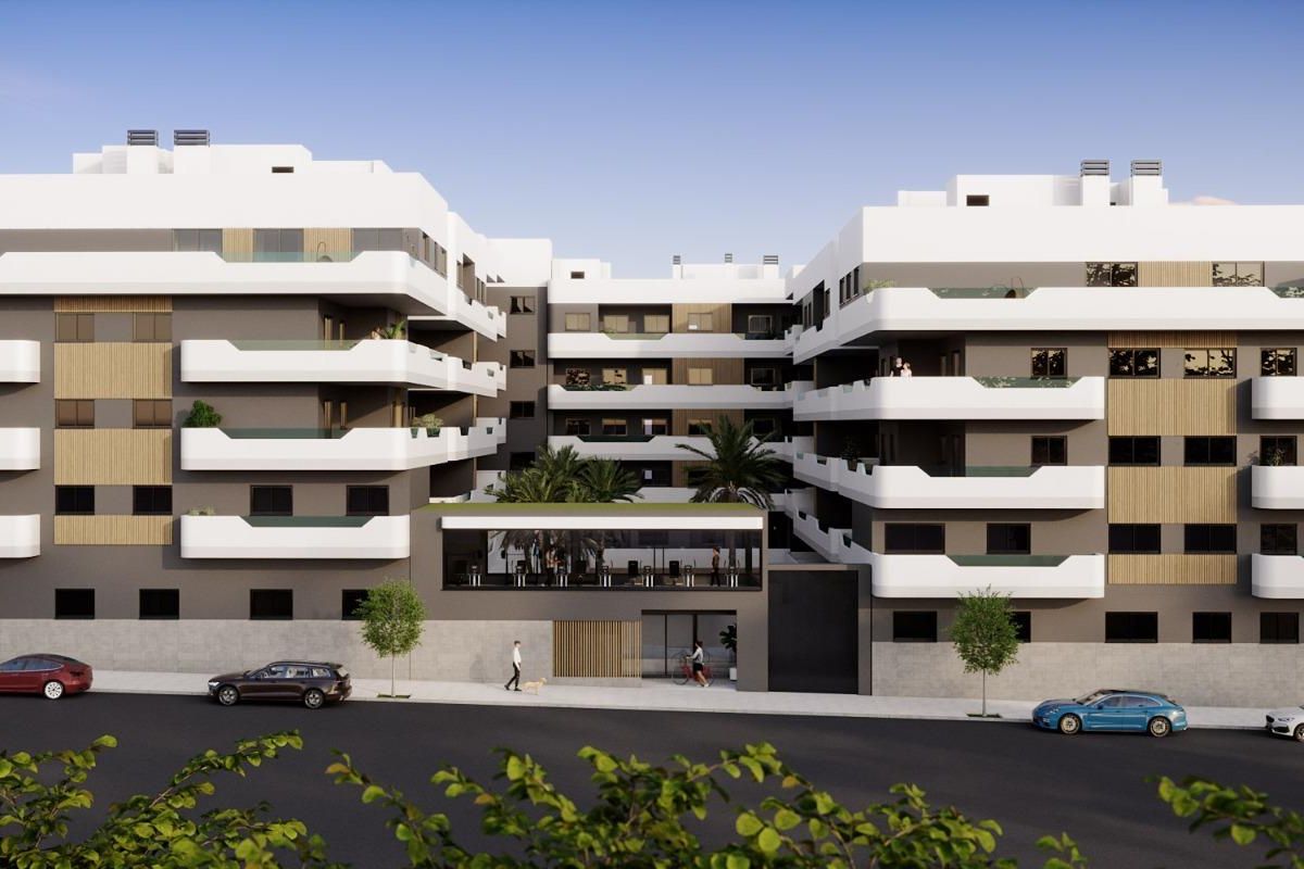 Modern appartementengebouw met 3 slaapkamers in Santa Pola, zonnige Costa Blanca, met balkons en groen.