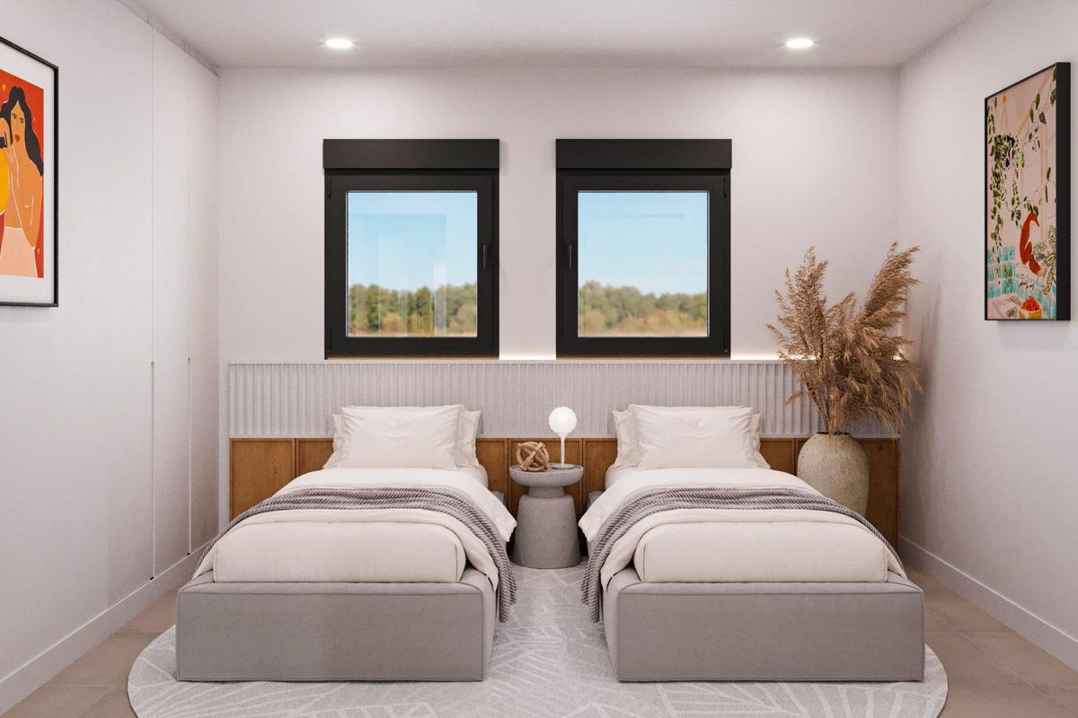 Heldere twin slaapkamer in de villa, met stijlvolle decoratie en grote ramen in Fuente Álamo.