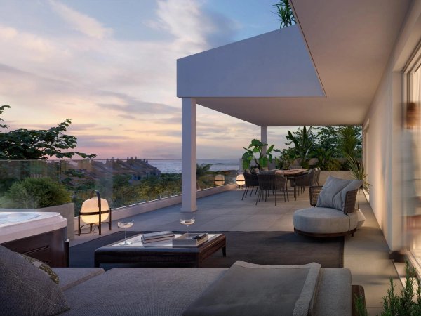 Stijlvol terras met zitplaatsen en jacuzzi, met uitzicht op de zonsondergang over Benalmádena, Costa del Sol.