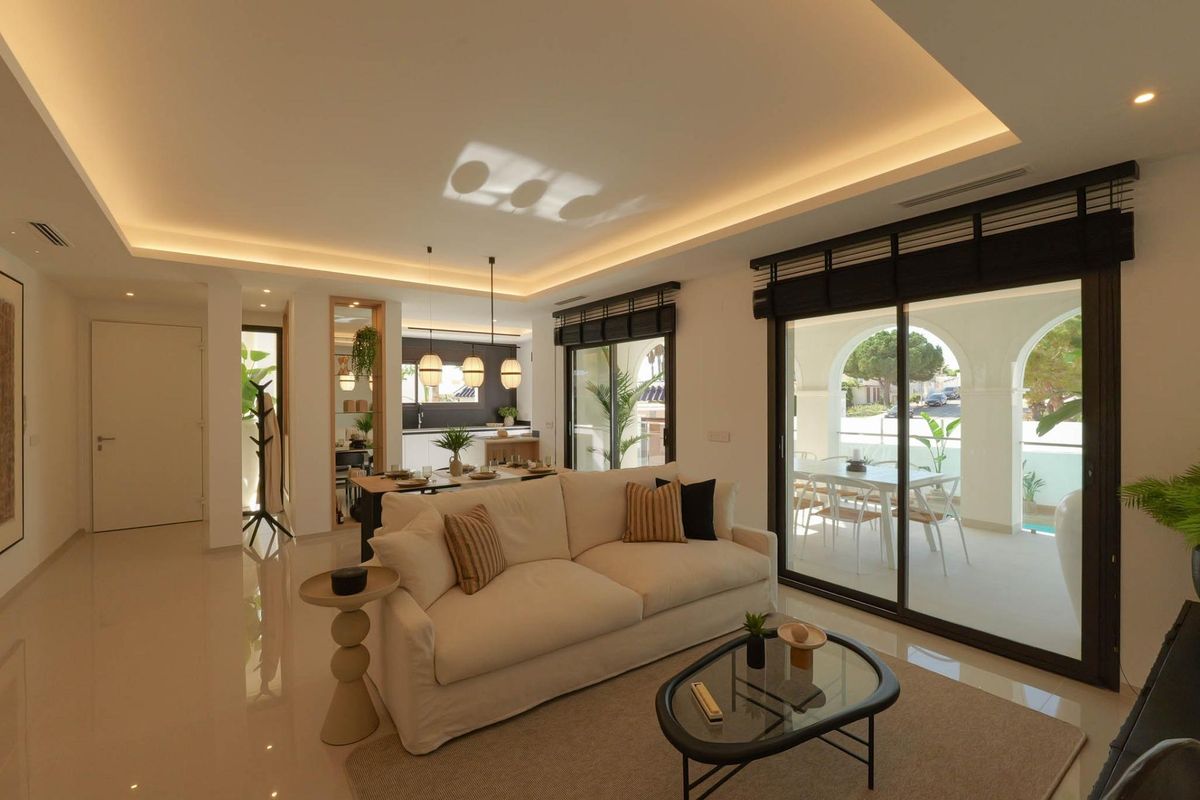 Gezellige woonkamer met natuurlijk licht en toegang tot het terras in een 3-slaapkamer villa in Costa Blanca.