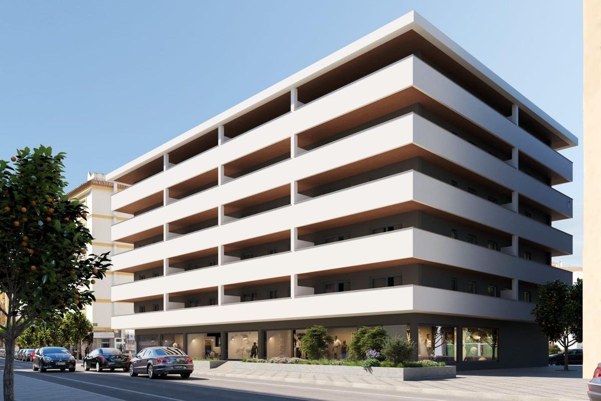 Stijlvolle buitenaanzicht van een 3-slaapkamer penthouse ontwikkeling in Fuengirola met balkons en architectuur.