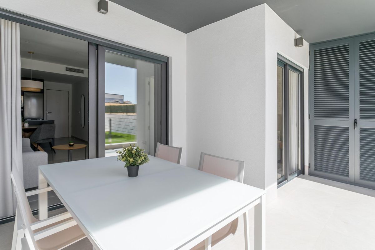 Stijlvol terras met een eettafel en uitzicht op de omgeving in een penthouse in Torrevieja.