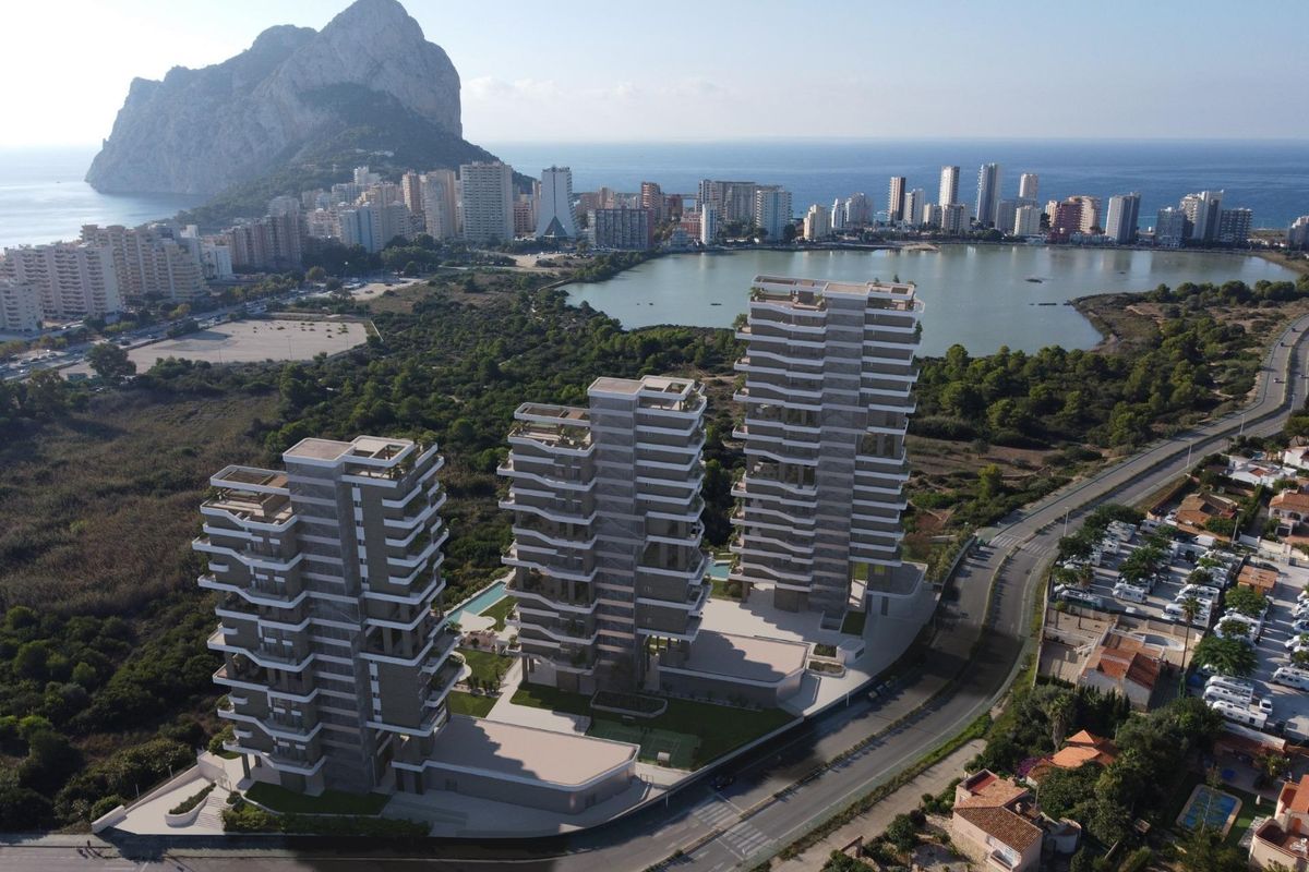 Luchtfoto van modern appartementencomplex in Calpe met bergen en kust zichtbaar.