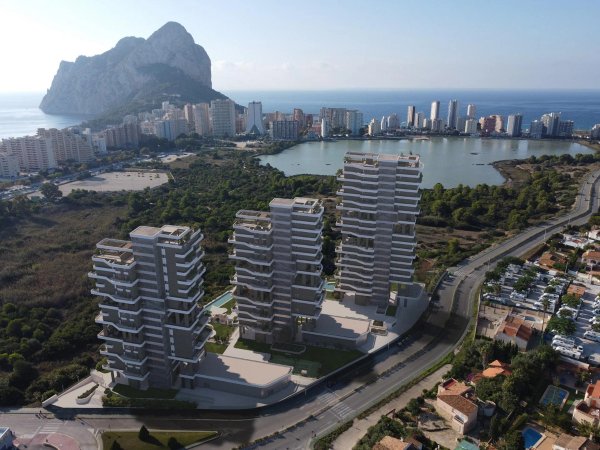 Luchtfoto van modern appartementencomplex in Calpe met bergen en kust zichtbaar.