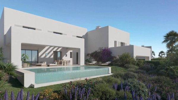 Luxury villa in Sotogrande with pool view