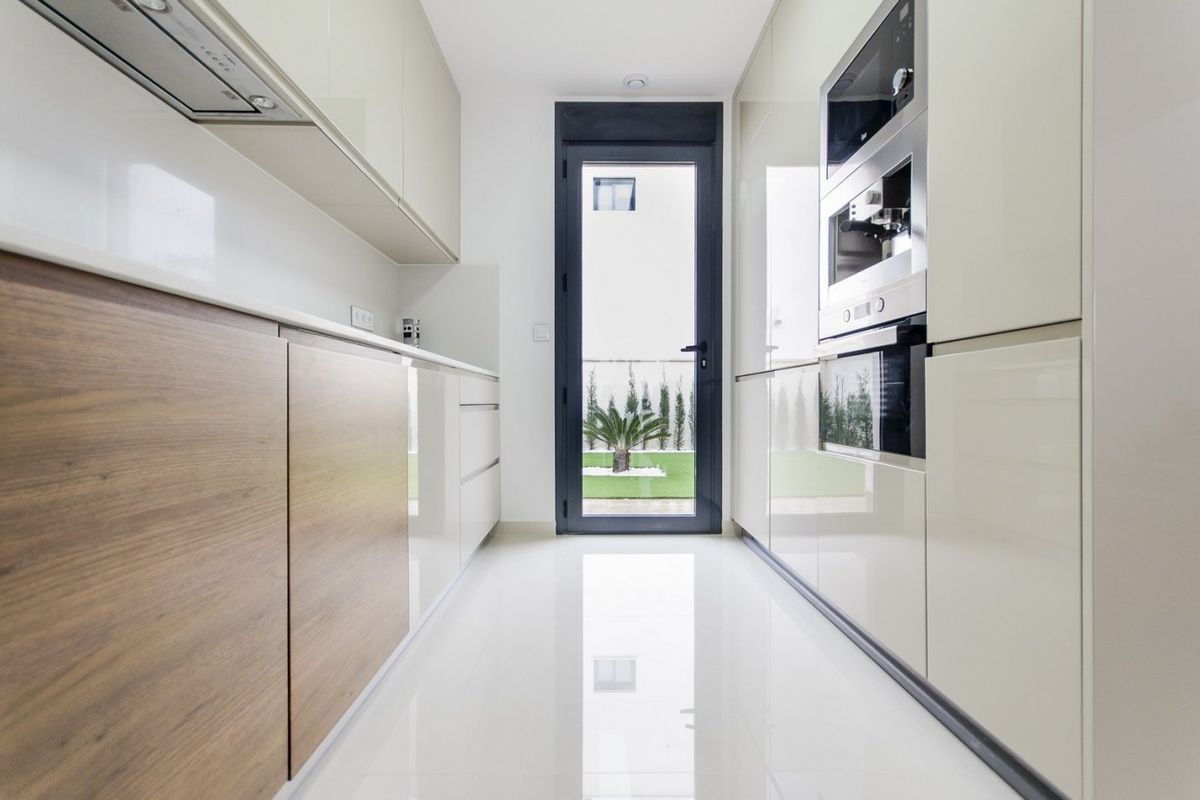 Heldere moderne keuken in een 4-slaapkamer villa in San Miguel de Salinas, met sierlijke kasten.