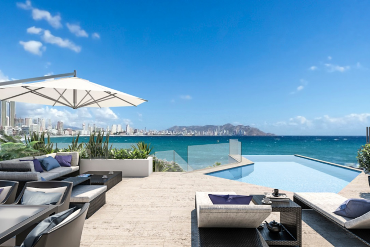 Adembenemend terras uitzicht vanuit een 3-slaapkamer penthouse in Benidorm, met uitzicht op de zee en skyline.