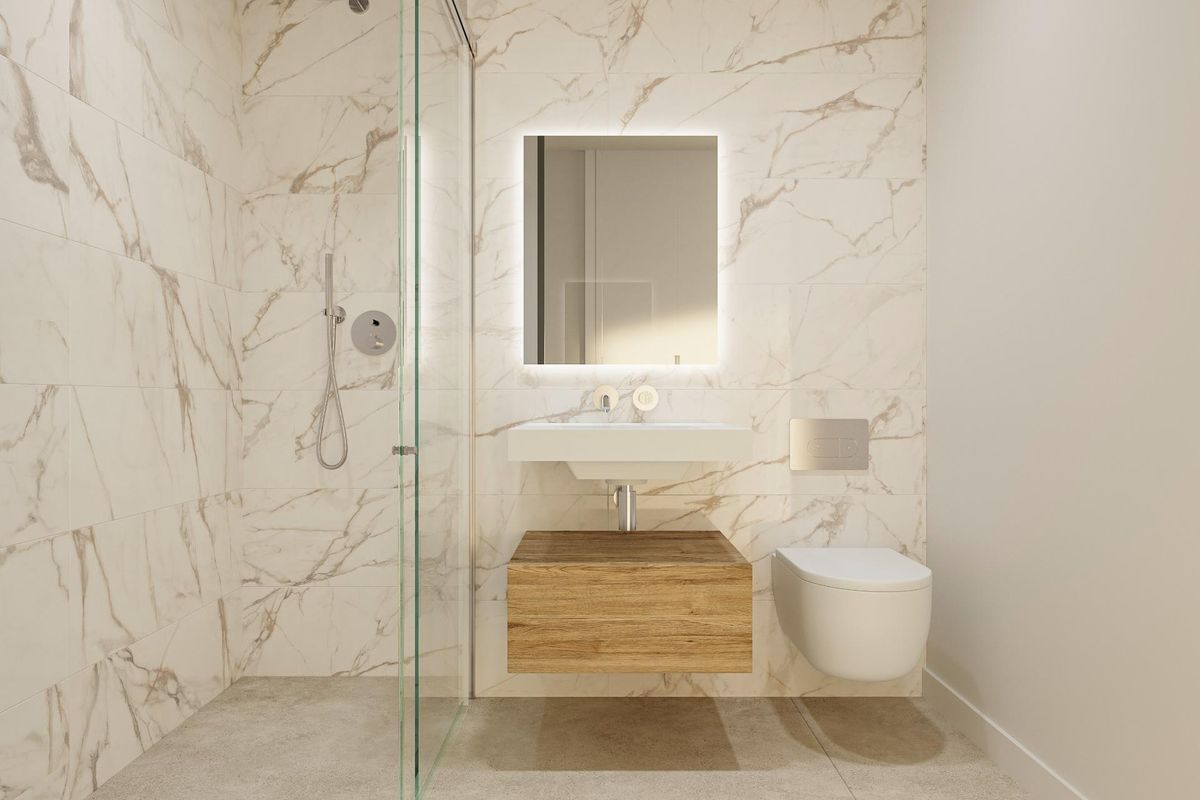 Contemporary badkamer in penthouse in Benahavís, met elegante marmeren tegels en ruime douche.