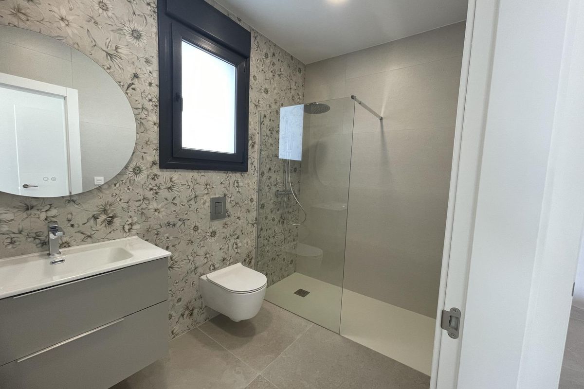 Stijlvol ingerichte badkamer met een ruime douche en moderne armaturen in de villa in Rojales.