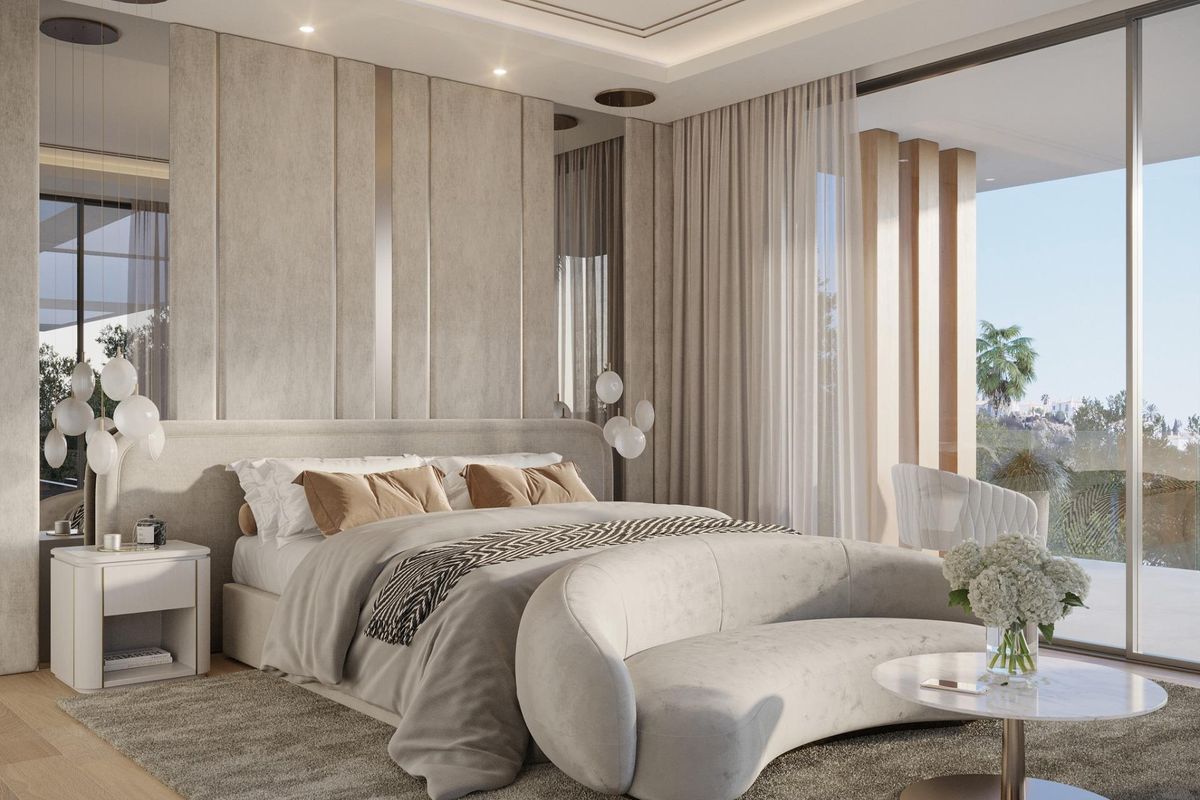 Elegante slaapkamer in een villa in Marbella, met een comfortabel bed en moderne designelementen.