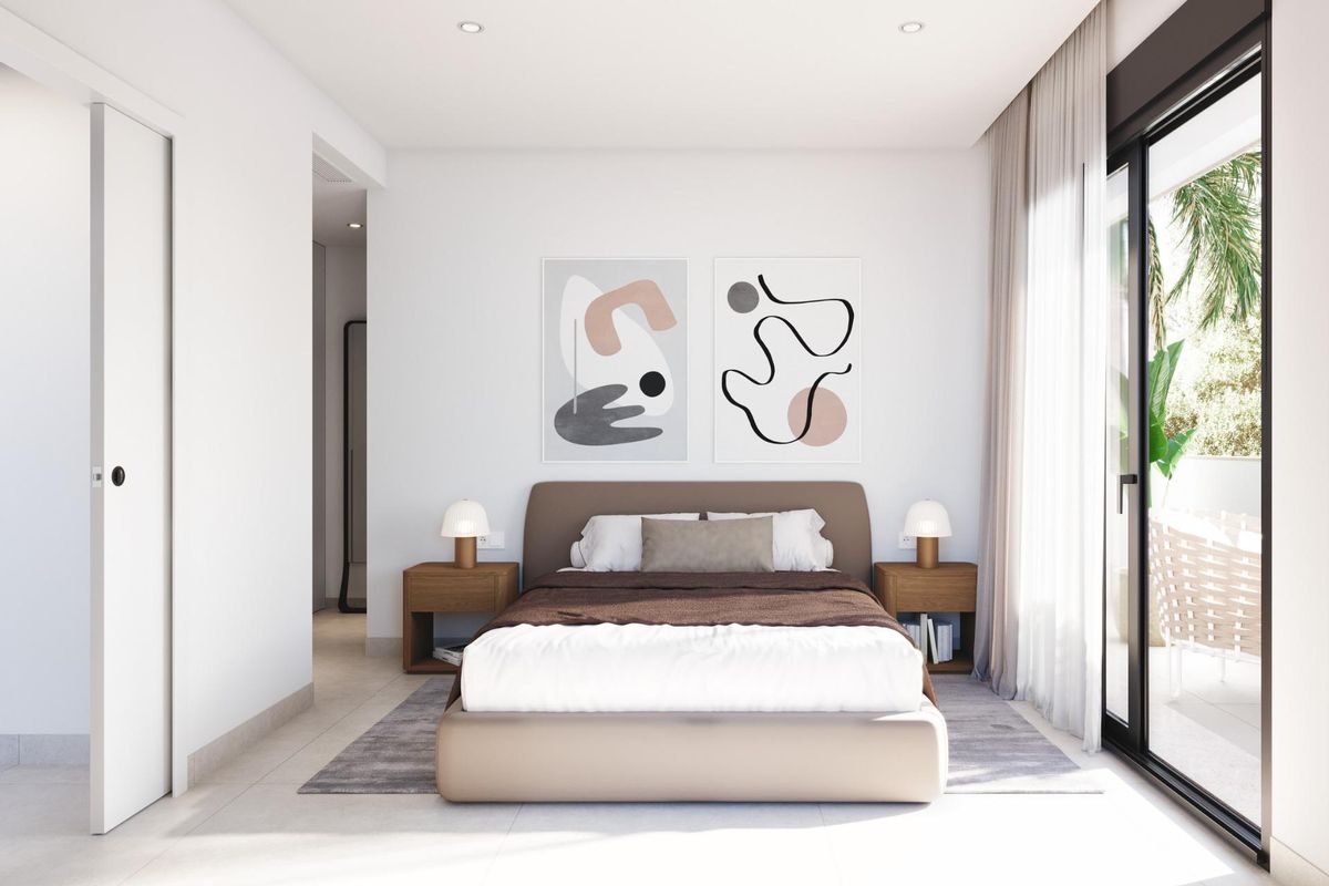 Een andere hoek van de stijlvolle slaapkamer met moderne decoratie in een 3-slaapkamer villa, San Javier, met veel licht.