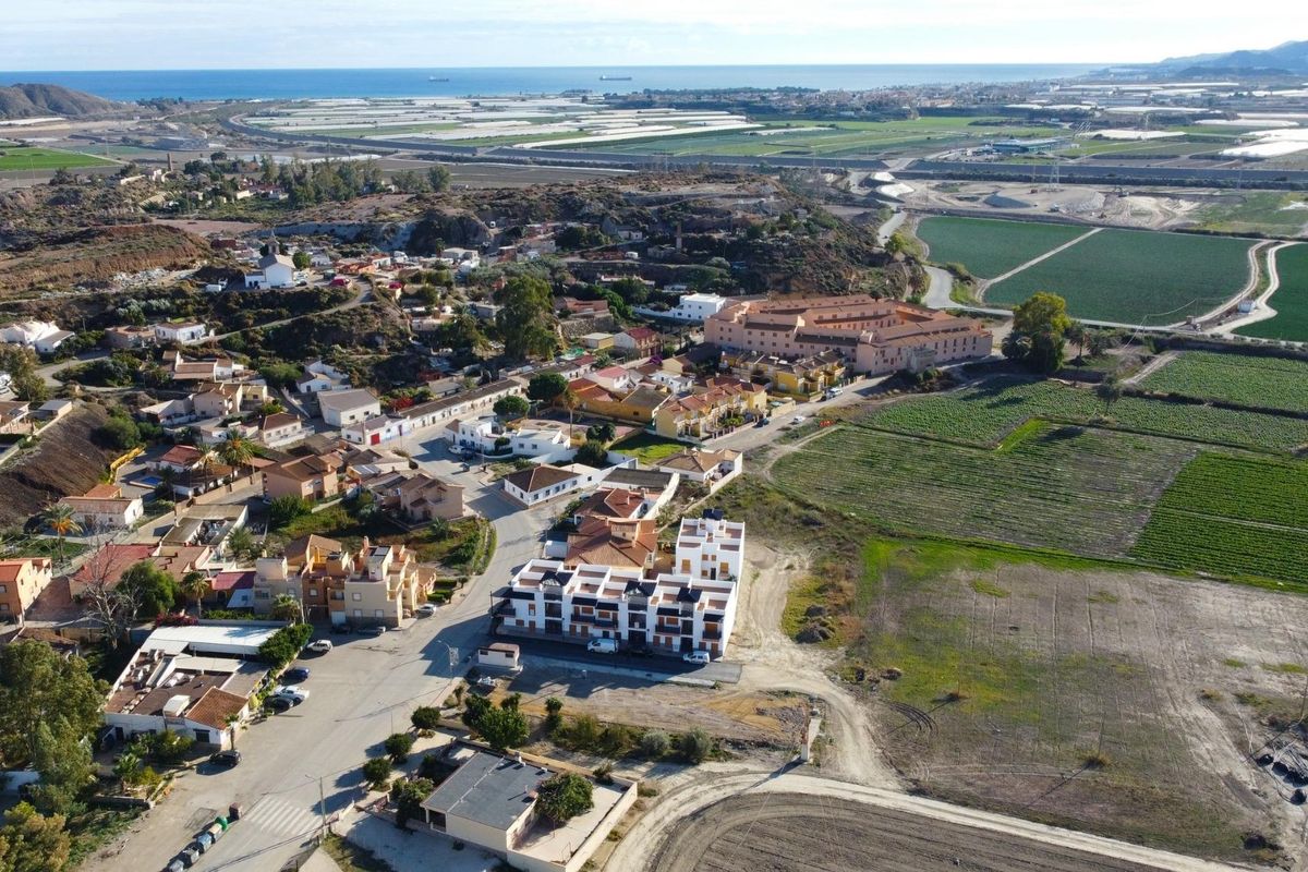 Luchtfoto van Cuevas Del Almanzora, met de nieuwe penthouse ontwikkeling nabij de kust.