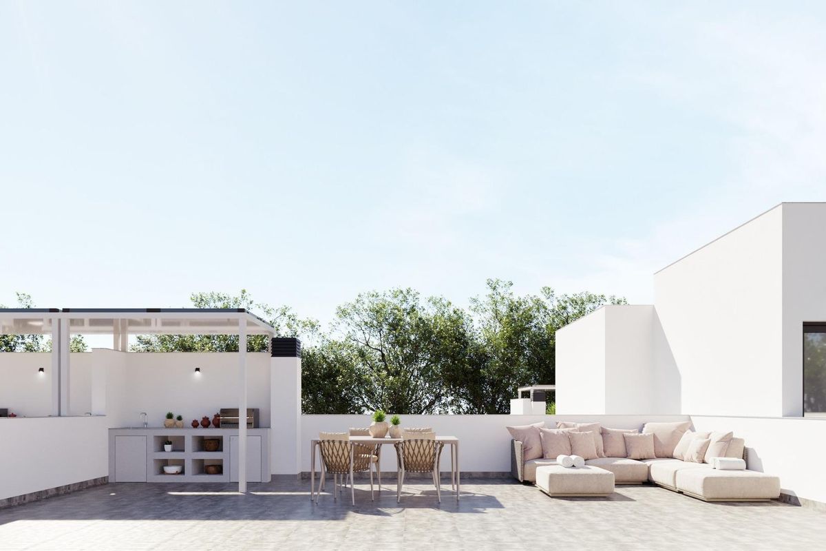 Ruim dakterras met een ontspannen loungegedeelte en keuken, perfect voor bijeenkomsten in Torre Pacheco.