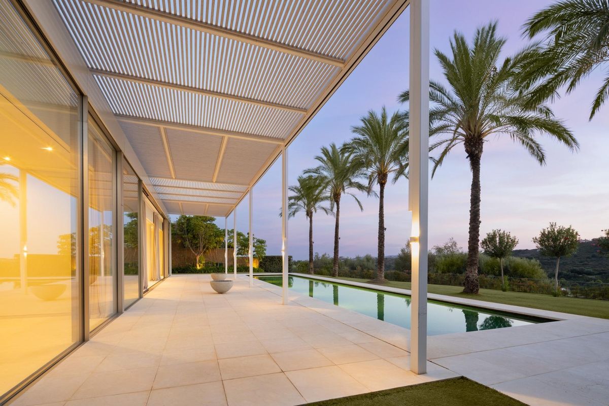 Indrukwekkend terras van een villa in Casares, met een zwembad en schilderachtig uitzicht op het omliggende landschap.