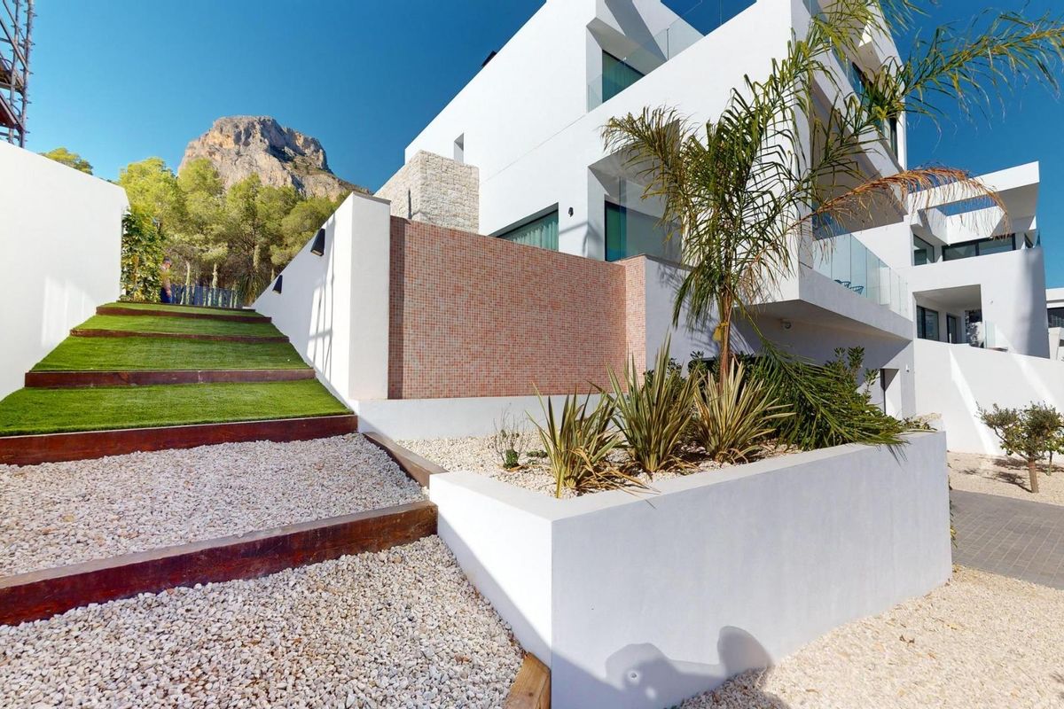 Pad naar de villa in Polop, Costa Blanca, met aangelegde trappen en groen.