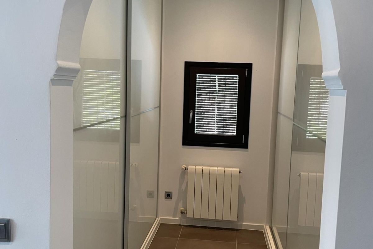 Gang met glazendeuren en natuurlijk licht, biedt toegang in een 4-slaapkamer villa in Moraira Teulada.