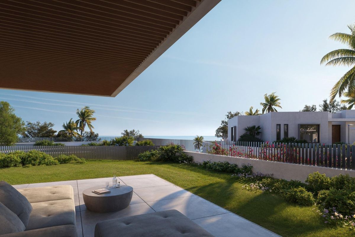 Verwelkomende tuinterras met uitzicht op de oceaan, ontworpen voor comfort in appartementenleven in Mijas, Costa del Sol.