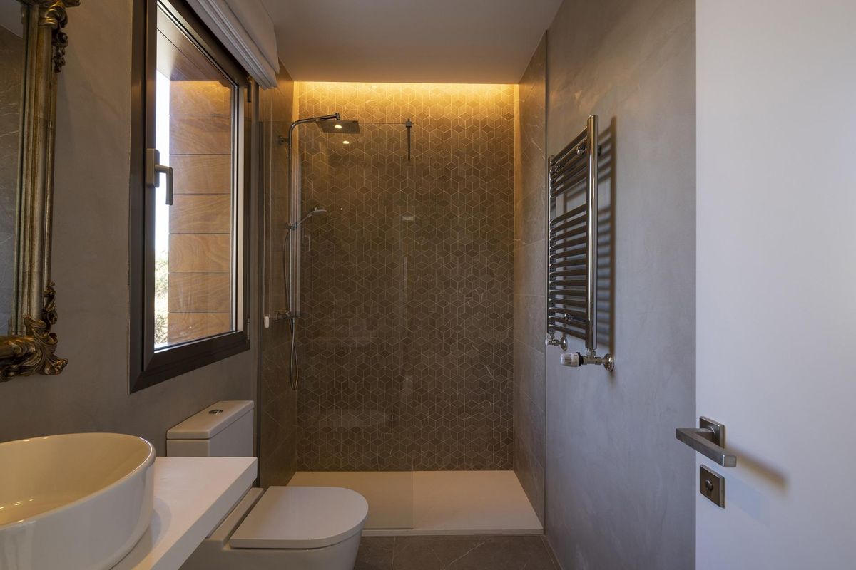 Stijlvolle badkamer met een inloopdouche en moderne armaturen in een 4-slaapkamer villa in Mijas, Costa del Sol.