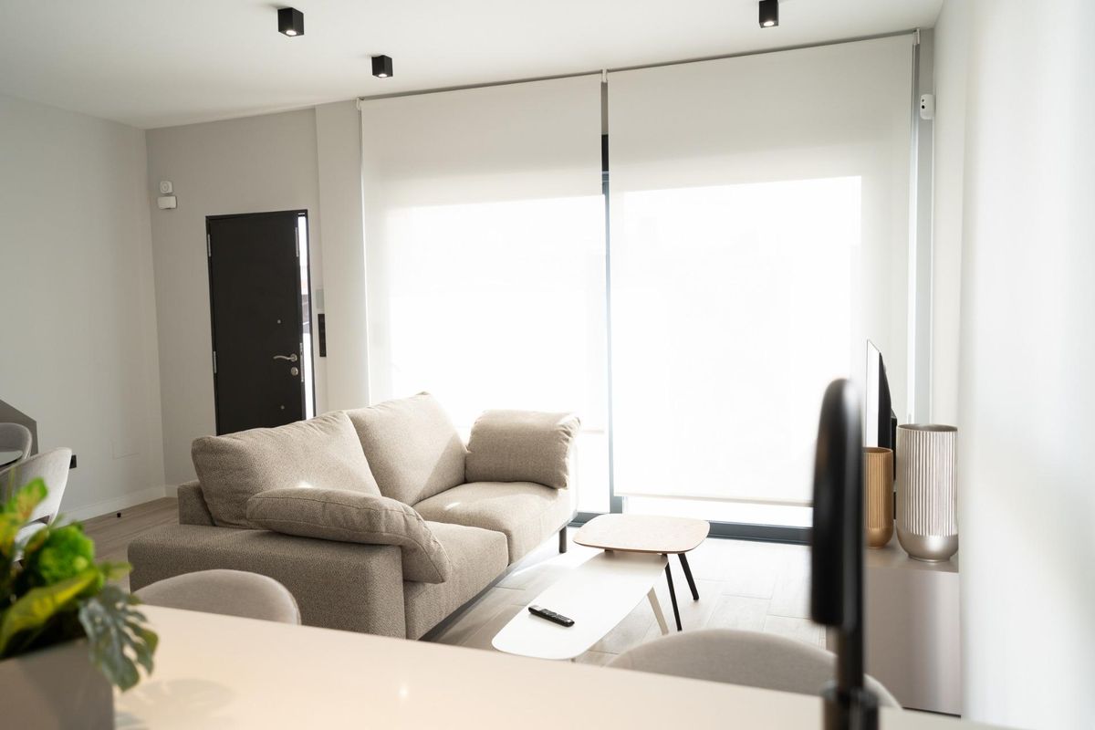 Heldere woonruimte in een herenhuis in Orihuela Costa, die moderne esthetiek met comfort mengt.