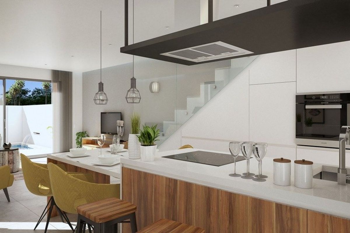 Moderne keuken in een woning in Daya Nueva, met een openindeling en stijlvolle apparaten voor eenvoudig koken.