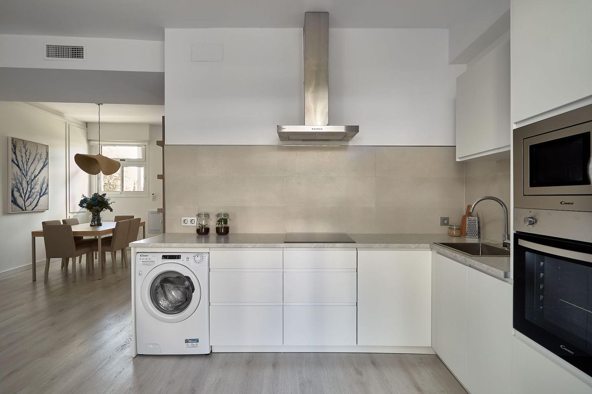 Functionele keuken in een appartement in Vera, uitgerust met een wasmachine en strakke apparaten, perfect voor een 3-slaapkamer woning.