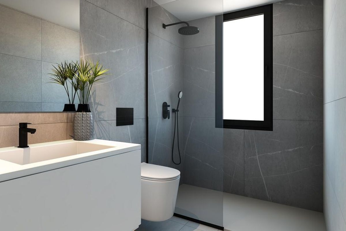 Chic badkamerindeling in een villa in Denia, ontworpen met eigentijdse armaturen en natuurlijk licht.